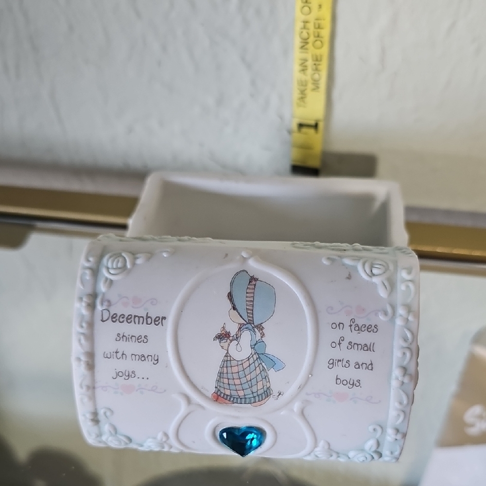 PRECIUS MOMENTS Ceramic December Box
